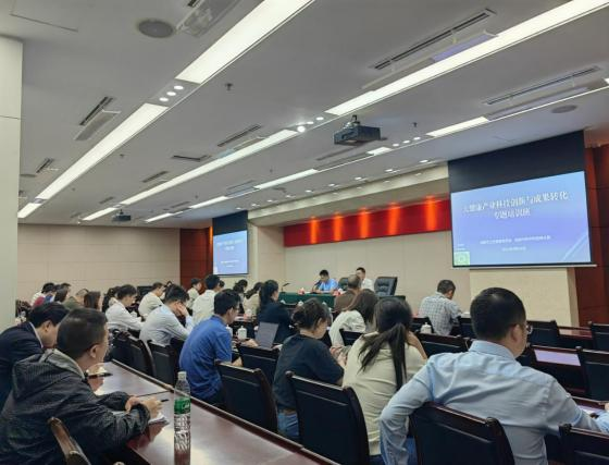 协会会长田卫东在“大健康产业科技创新与成果转化”培训班中作专题讲座